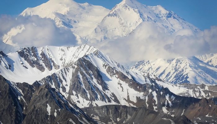 1 de 1 Monte McKinley onde alpinistas morreram no Alasca visto da área remota - Foto: Emily Mesn...