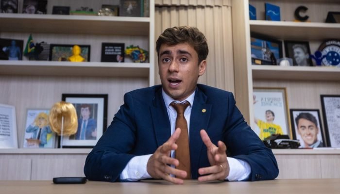 Deputado Federal Nikolas Ferreira em seu Gabinete — Foto: Brenno Carvalho / Agência O Globo
