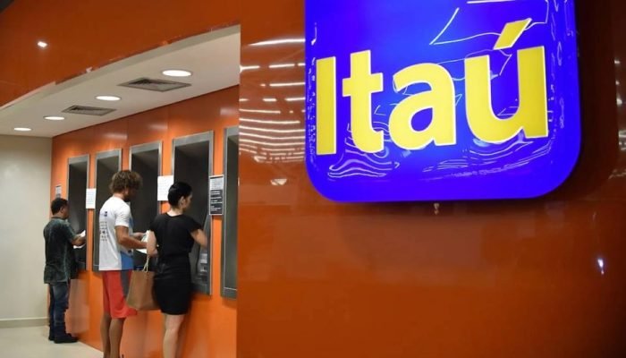 1 de 1 Imagem colorida mostra agência do Itaú e clientes em caixa eletrônico - Metrópoles - F...