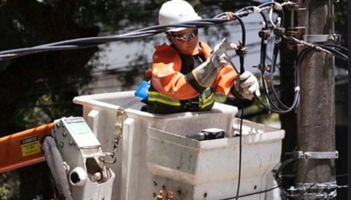 1 de 1 Pessoa mexendo em um poste - Metrópoles - Foto: Divulgação/Neoenergia