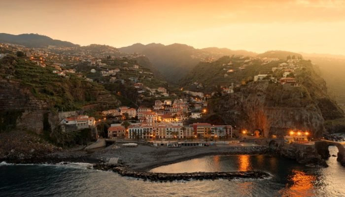 1 de 1 Sunset over Ponta do Sol, Madeira, Portugal - Foto: Getty Images