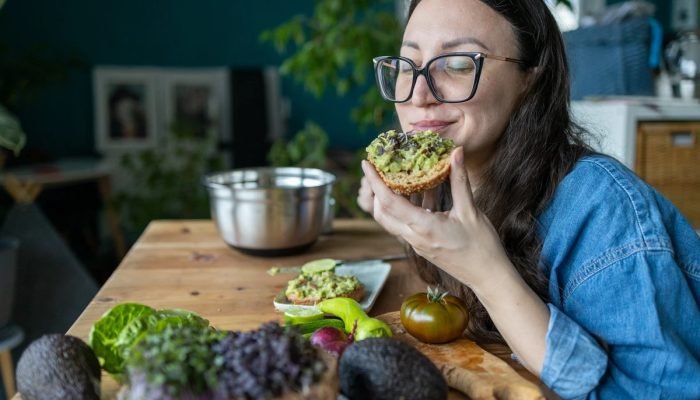 1 de 1 Foto colorida de mulher comendo pão - Metrópoles - Foto: Getty Images