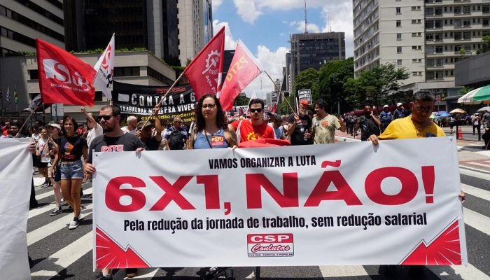 1 de 1 Imagem colorida de manifestação pelo fim da escala 6x1 - Foto: Faga Almeida/UCG/Universa...