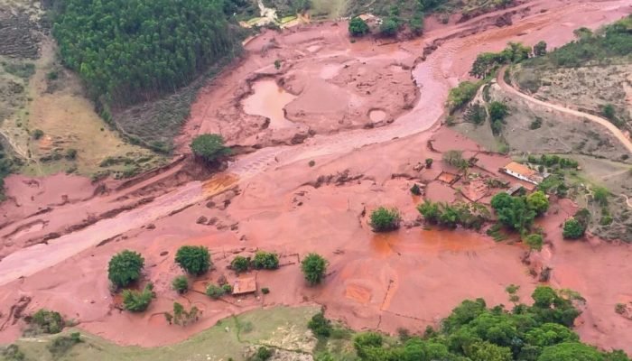 1 de 1 Imagem colorida de Mariana (MG) inundação - Foto: Corpo de Bombeiros/Divulgação