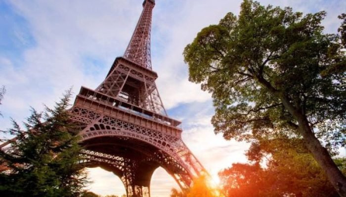 1 de 1 Imagem colorida da Torre Eiffel em Paris - Metrópoles - Foto: Getty Images/Reprodução
