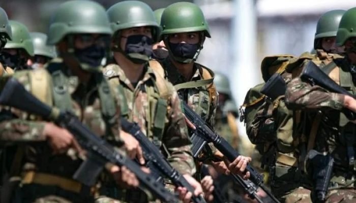 1 de 1 Militares do Exército fardados, com capacete verdes -- Metrópoles - Foto: Rafaela Felicc...