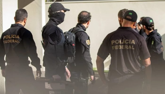 1 de 1 A Polícia Federal realiza operação de busca e apreensão na residência do senador Ciro...