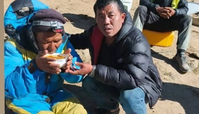 1 de 1 Guia desaparecido é encontrado no Monte Everest após 6 dias: “Milagre” - Foto: Redes...