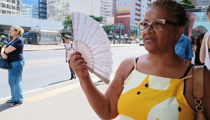 1 de 1 Mulher com leque em avenida - Metrópoles - Foto: William Cardoso/Metrópoles