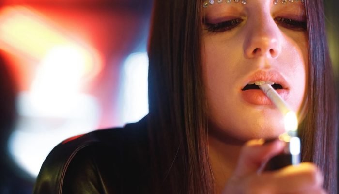 1 de 1 Foto colorida de jovem fumando / acendendo um cigarro - Metrópoles. - Foto: Magnific