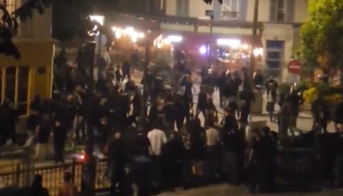 1 de 1 Pessoas brigando em uma rua de Paris - Foto: Redes sociais/ reprodução