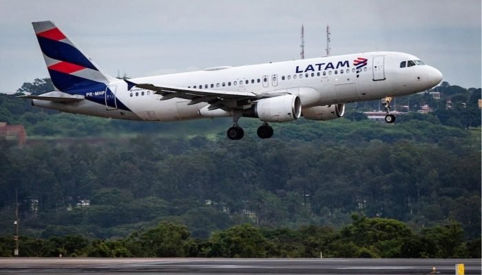 1 de 1 Imagem colorida mostra avião da Latam - Metrpopoles - Foto: BRENO ESAKI/METRÓPOLES @Bren...