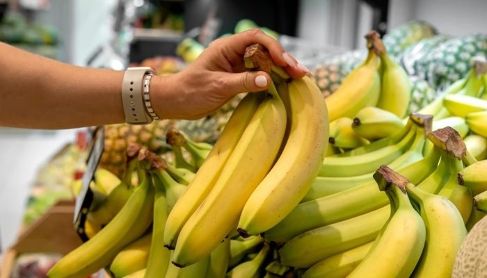1 de 1 a woman buys fresh bananas at the supermarket - Foto: Getty Images