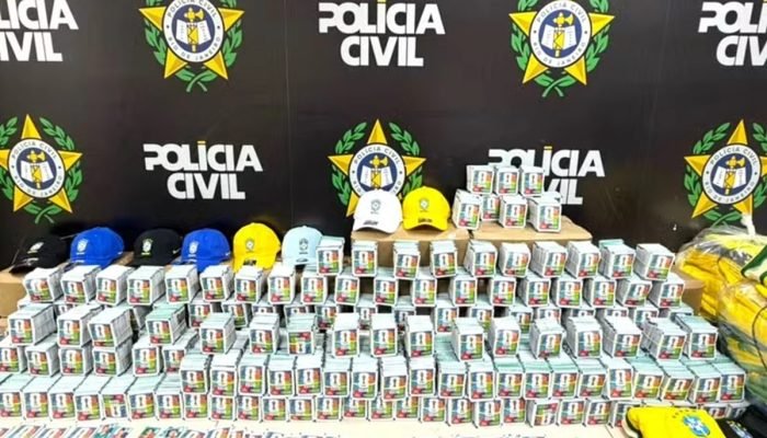 1 de 1 Polícia apreende 200 mil figurinhas falsificadas da Copa do Mundo - Foto: Polícia Civil ...
