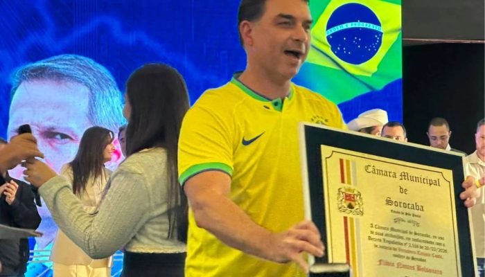 1 de 1 Sorocaba (SP) concede título de cidadão a Flávio Bolsonaro - Metrópoles - Foto: Vinici...