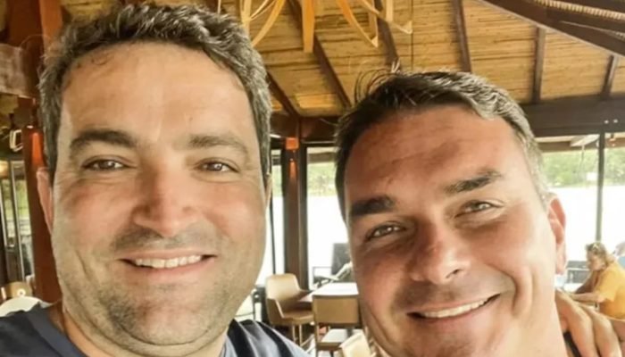 Flávio Bolsonaro e o advogado Willer Tomaz