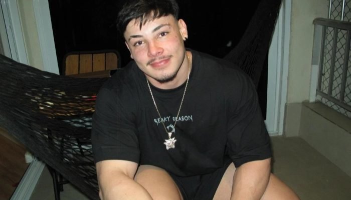 1 de 1 Imagem colorida mostra influencer Gabriel Ganley olhando para a câmera sorrindo sem mostr...