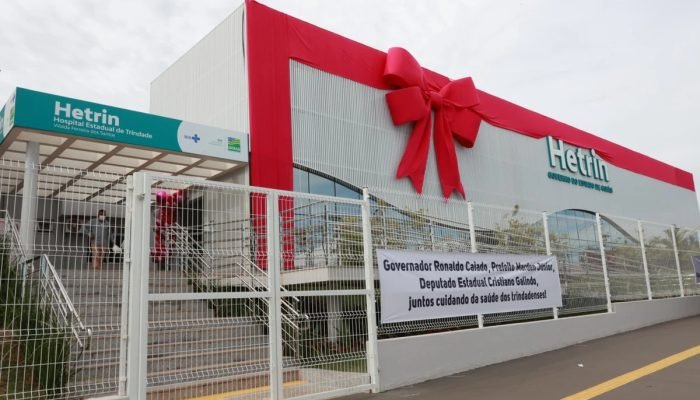 Hospital de Trindade, administrado pelo Imed, mostra faixa de apoio ao governador Ronaldo Caiado ...