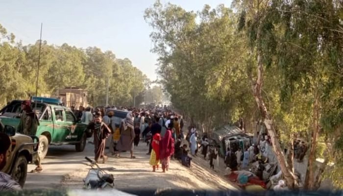 1 de 1 Ônibus com refugiados que retornavam ao Afeganistão capota e 22 morrem - Foto: Laghman P...