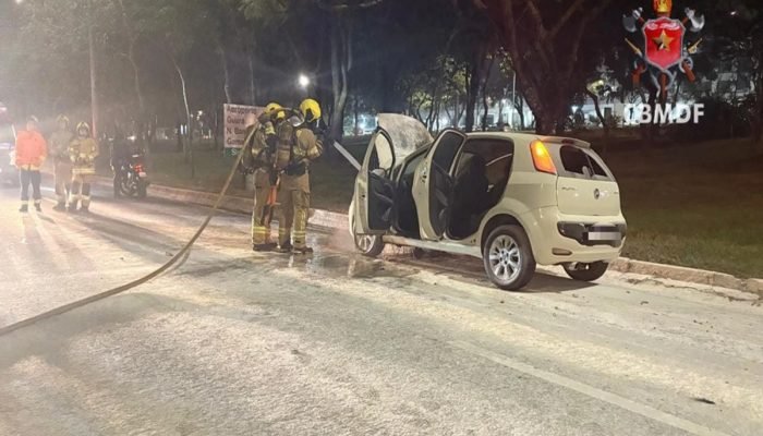 1 de 1 incendio-eixao-sul-carro - Foto: Divulgação/CBMDF