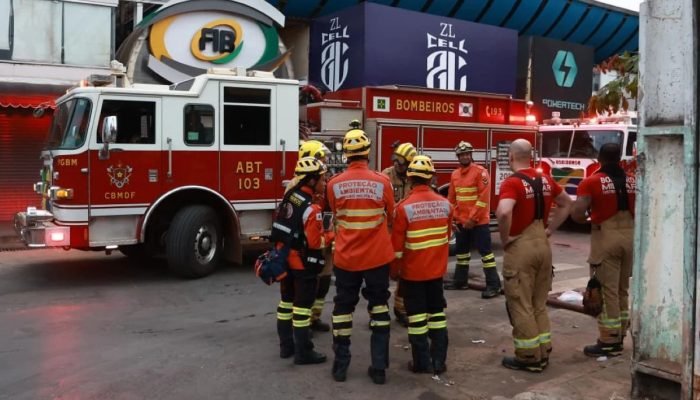 1 de 1 Incêndio Feira dos Importados - Foto: HUGO BARRETO / METRÓPOLES @hugobarretopho...