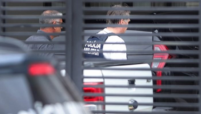 1 de 1 Jair Bolsonaro chega em casa após prisão domiciliar humanitária - Foto: VINÍCIUS SCHMI...