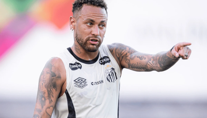 1 de 1 Neymar em treino pelo Santos - Foto: Raul Baretta/ Santos FC.