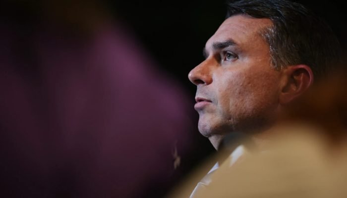 1 de 1 o-senador-flavio-bolsonaro-conversa-com-a-imprensa-apos-solicitar-um-novo-pedido-de-prisao...