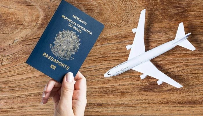 1 de 1 Imagem colorida de passaporte com um avião na foto - Foto: Melhores Destinos/Reprodução