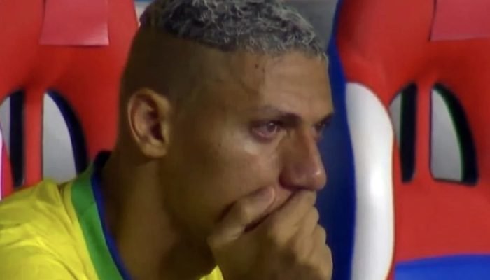 Imagem de Richarlison chorando após fraco desempenho contra amistoso Brasil x Bolivia em 2023