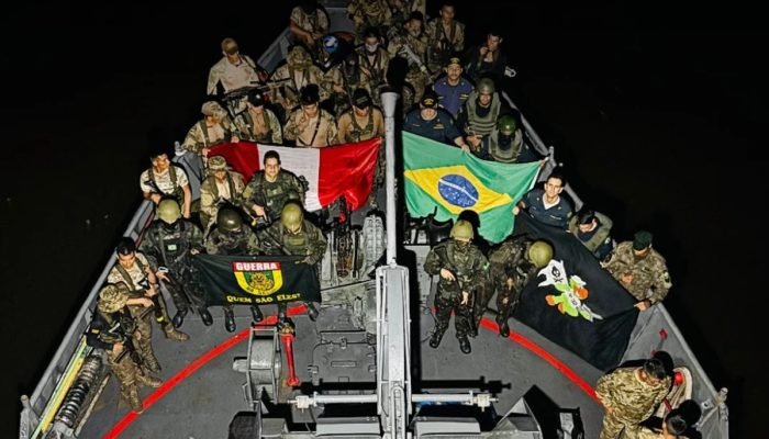 1 de 1 Ação apreende 14 toneladas de skunk na fronteira do Peru com o Brasil - Foto: Exército/...