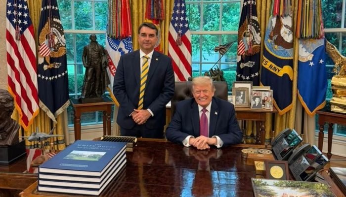1 de 1 Senador Flávio Bolsonaro ao lado do presidente Donald Trump, na Casa Branca - Foto: Divul...