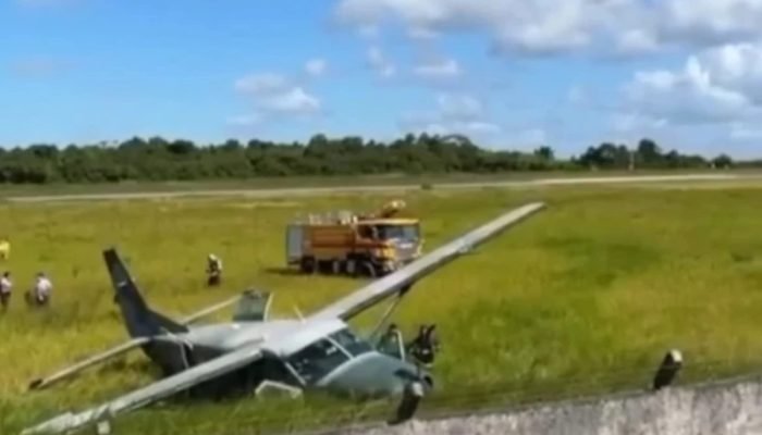 1 de 1 Avião da FAB sai da pista em Porto Seguro e 8 voos são cancelados - Foto: Redes sociais/...