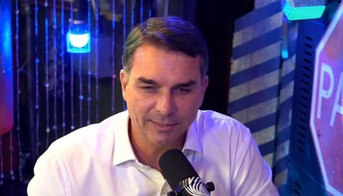 Flavio Bolsonaro no podcast Inteligência LTDA — Foto: Reprodução
